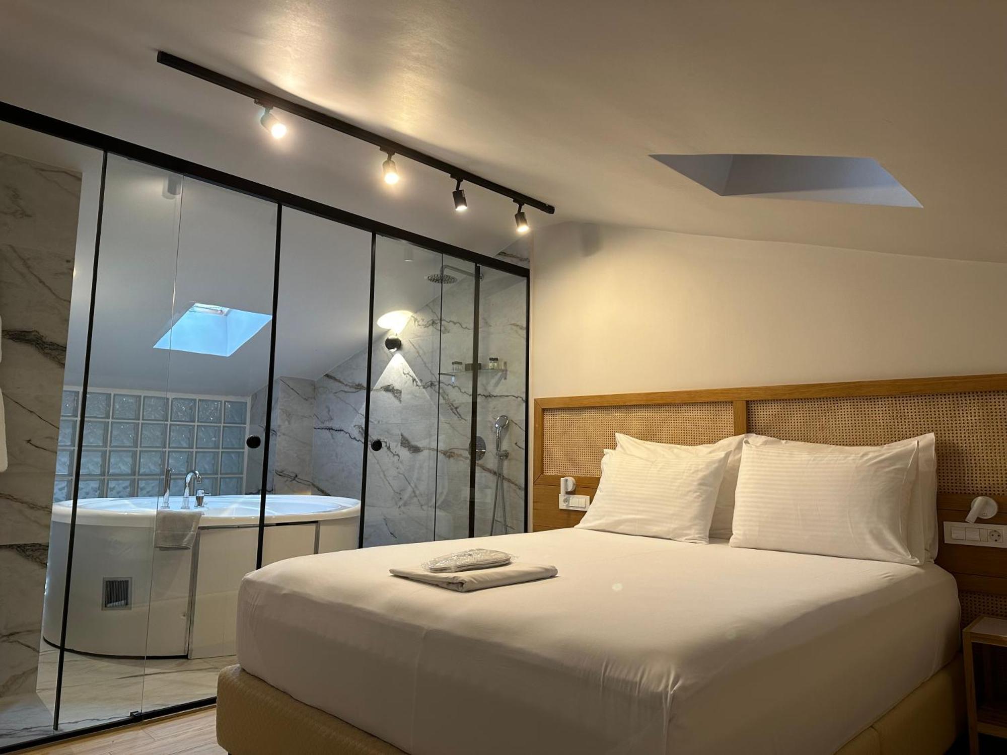 Belle Athenes - Luxury Rooms At Monastiraki Railway Station Экстерьер фото